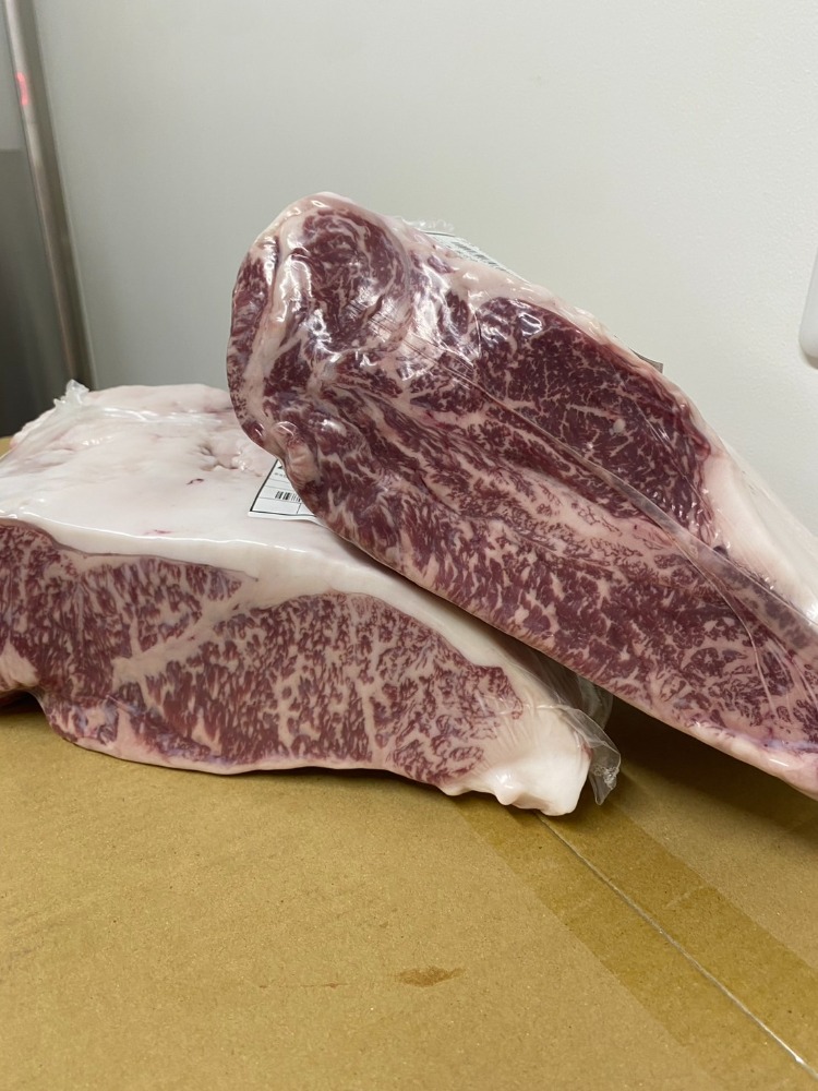【新商品】【新商品】《ランプ側》A4-7鳥取交雑牛サーロイン　4/1　適度な霜降り