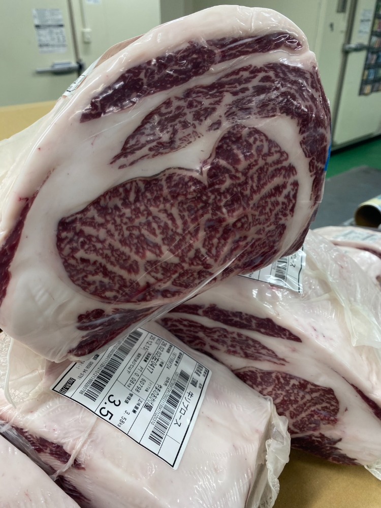 【新商品】【新商品】◆雌・A4BMS5鳥取交雑牛リブロース　適度な霜降り　2/1カット