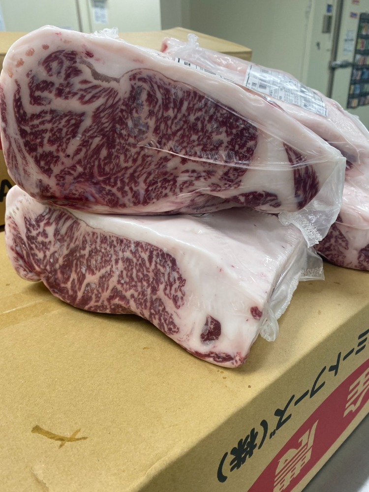 【新商品】【新商品】◇雌・A4等級　鳥取交雑牛サーロイン　真ん中　4/1　赤身霜降り