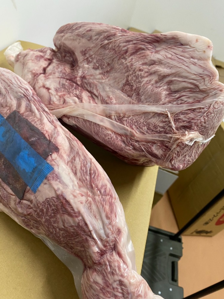 【新商品】【新商品】《霜降り》A5BMS12鳥取和牛　ランプ　ラン細で2分割