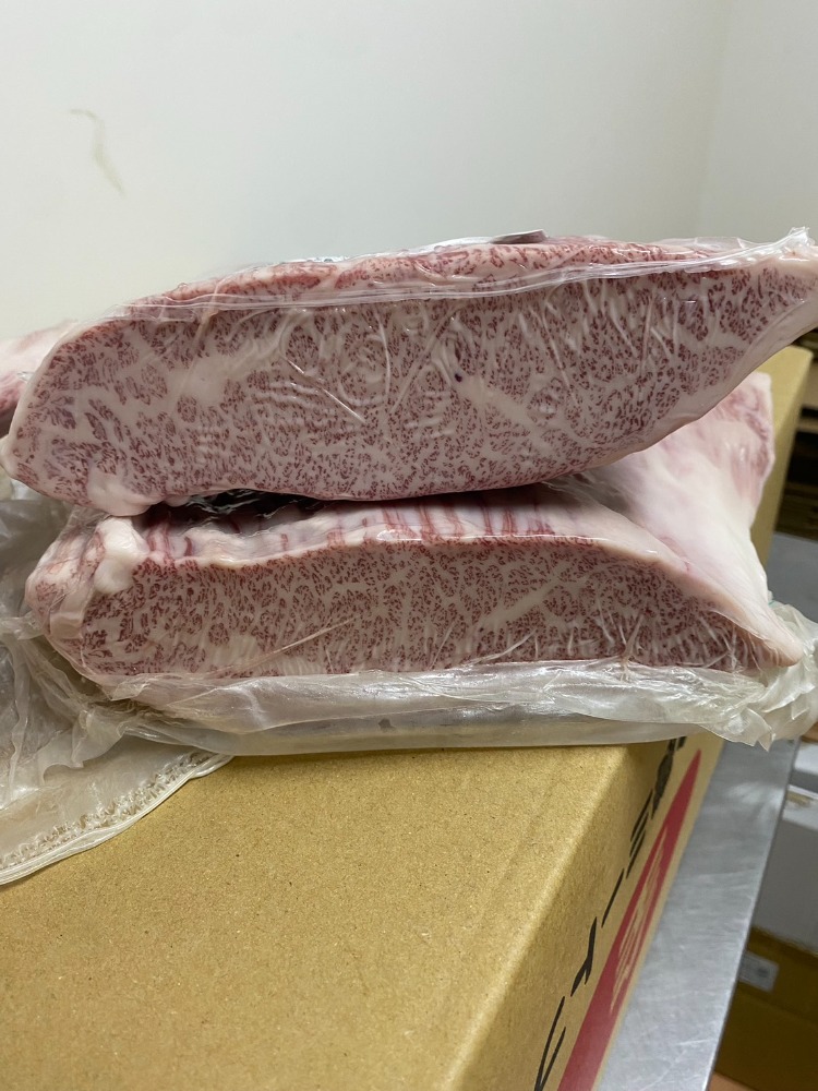 【新商品】【新商品】◆膜なし・A5BMS12鳥取和牛フランク　2分割　霜降り　肉厚！