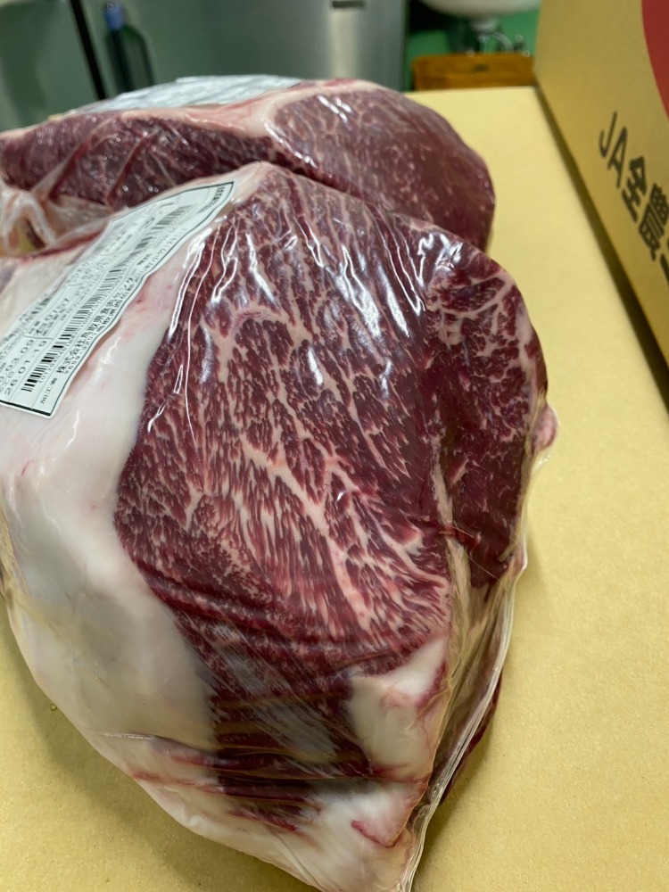 【新商品】【新商品】◆かぶり無　雌・A4-6鳥取交雑牛うちもも　2P　赤身霜降り