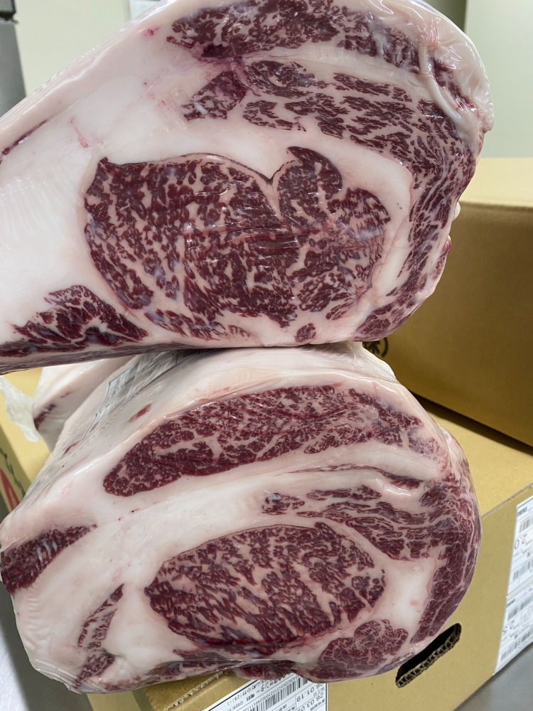 【新商品】【新商品】◆雌・A4-6鳥取交雑牛リブロース　赤身霜降り　2/1カット