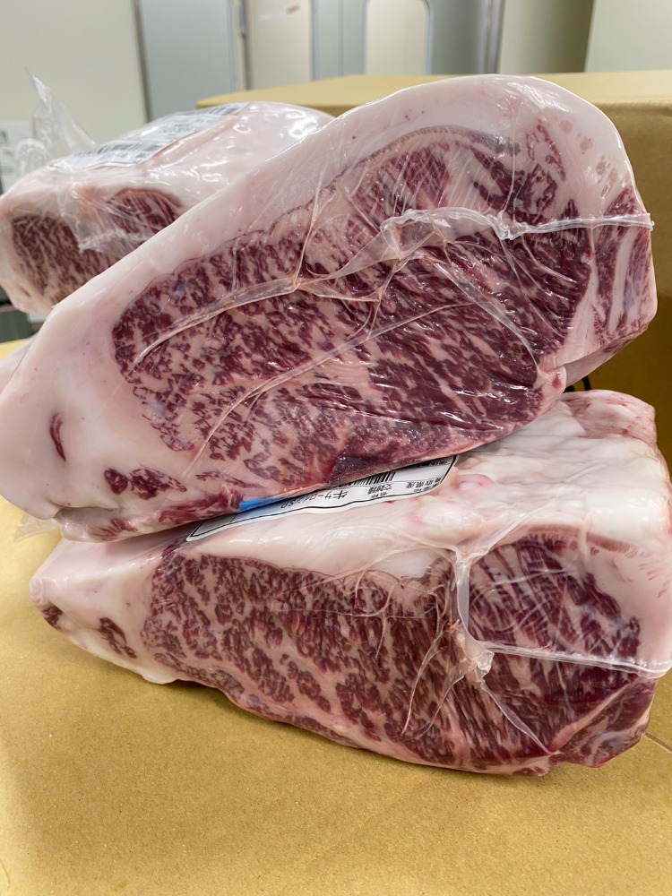 【新商品】【新商品】◆雌・A4-6鳥取交雑牛サーロイン　真ん中　4/1　赤身霜降り