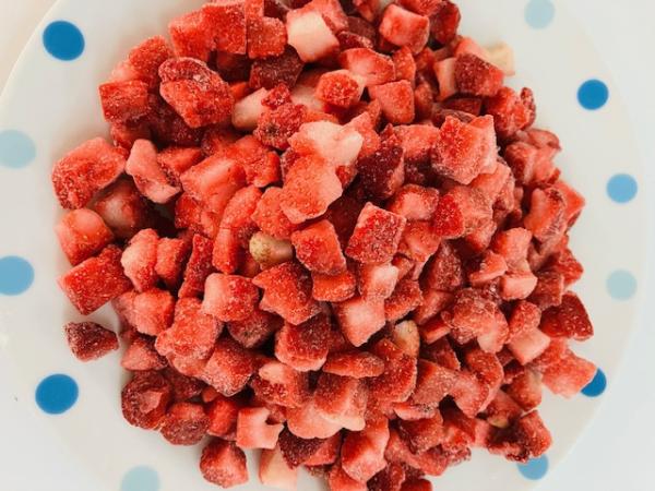 【KIMONO　FRUITS】冷凍いちごダイスカット　１kg