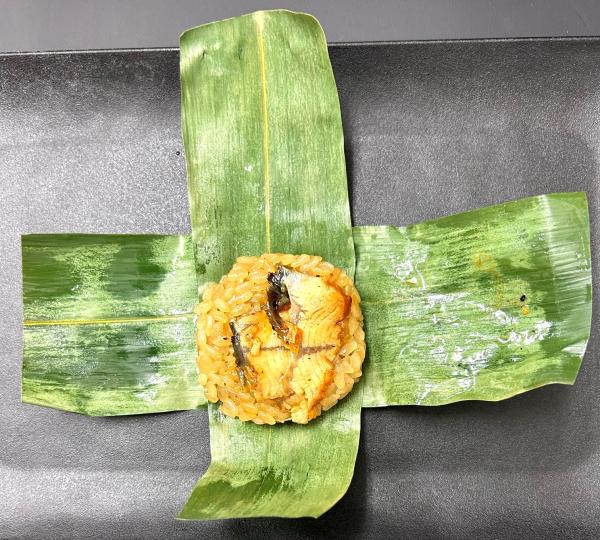 【お凌ぎにおすすめ】鰻おこわ笹包み　●