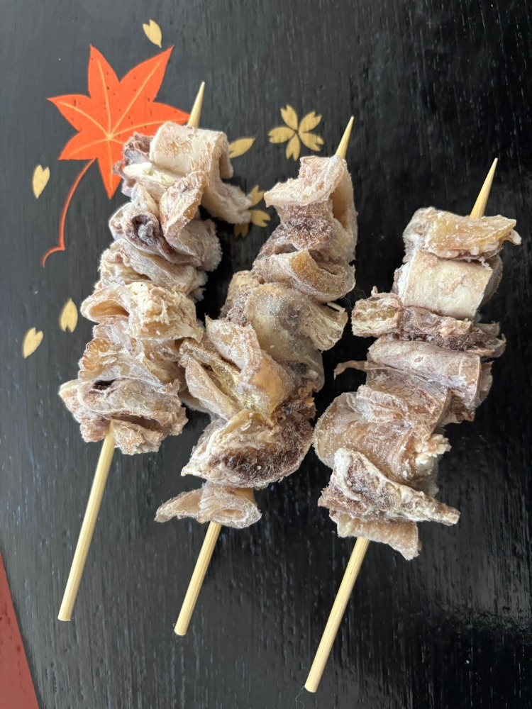 牛メンブレン串　牛スジ串　ボイル済　おでん等に　102円/本