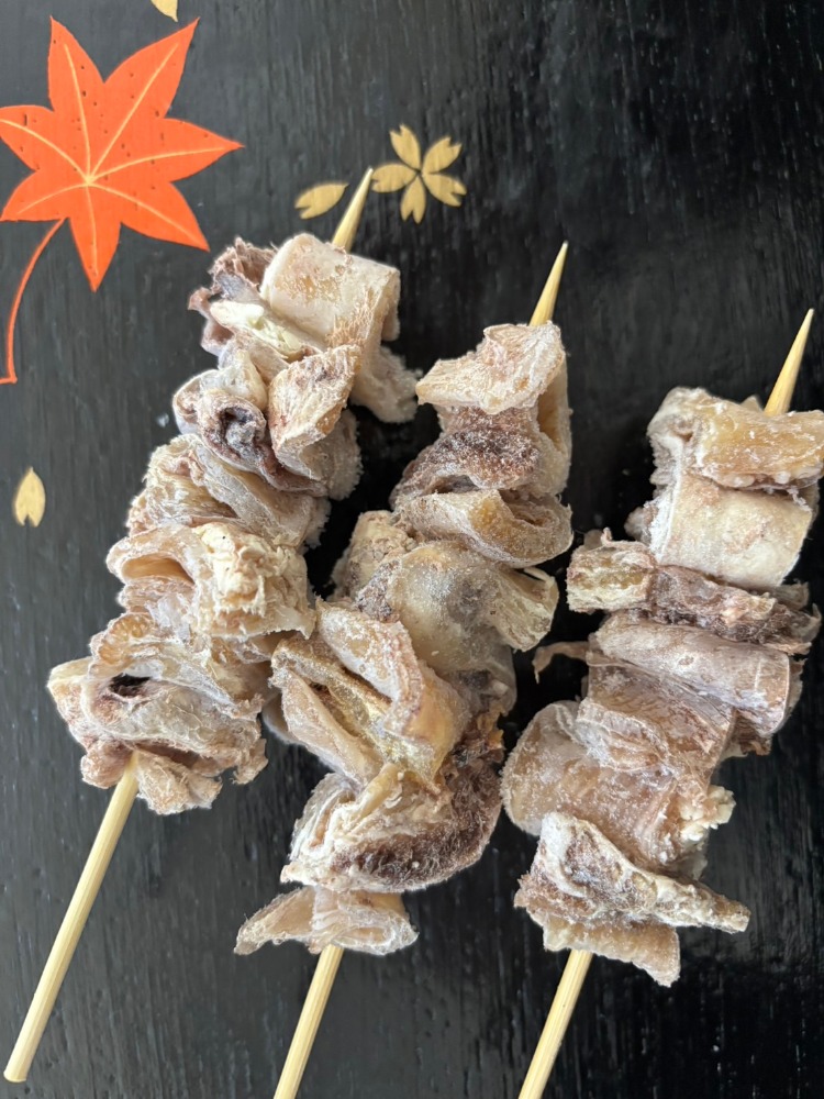 牛メンブレン串　牛スジ串　ボイル済　おでん等に　102円/本