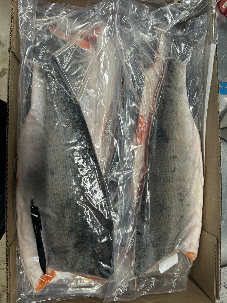 刺身用　チリ銀鮭トリムC（皮付き）10ｋｇ9-10枚入　