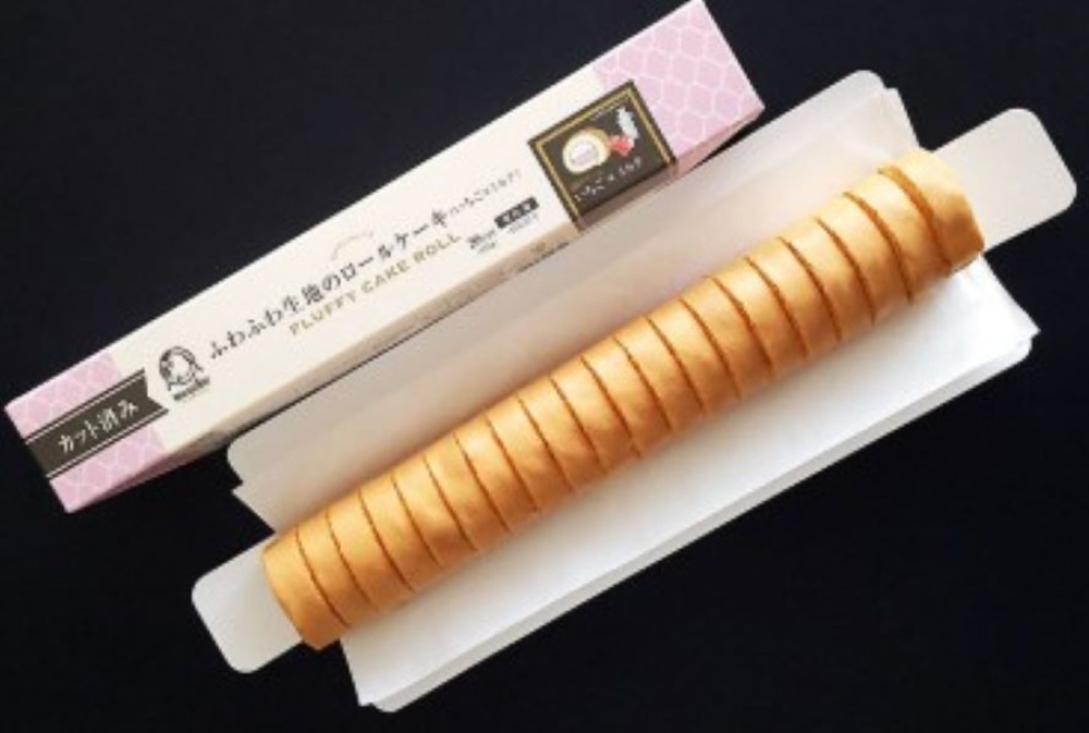 カット済みふわふわ生地のロールケーキ（いちごxミルク）