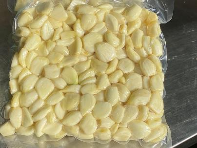 【青森県産】むきにんにく・大蒜（白玉王）小〜中粒1kg✕1P