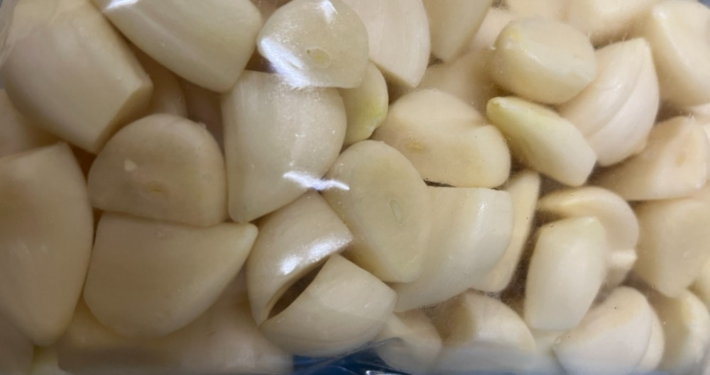 【青森県産】むきにんにく・大蒜（白玉王）小〜中粒1kg✕1P