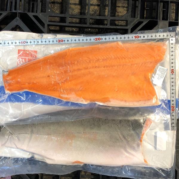 【生食可】銀鮭フィレ〈トリムＣ〉8-9枚/10kg（約1.2Kg/枚）