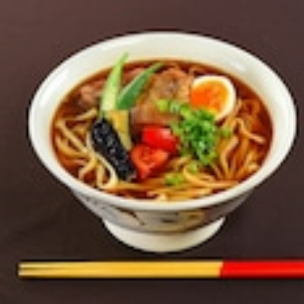 スパイシーなスープで食べる沖縄そば