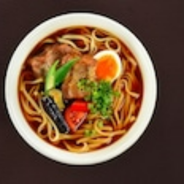 スパイシーなスープで食べる沖縄そば