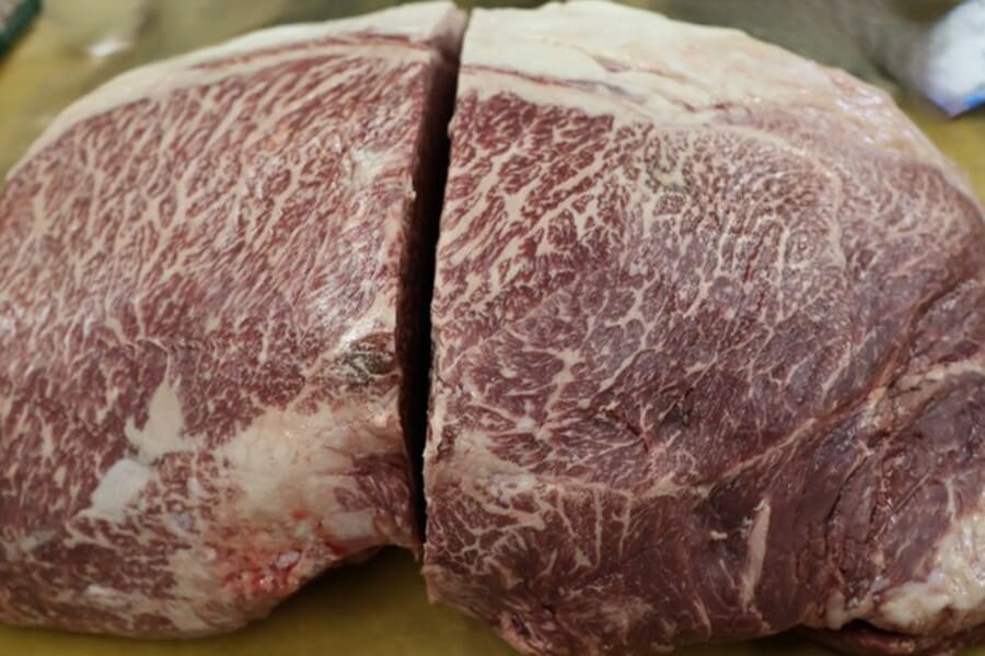 【A5】チルド鹿児島県産黒毛和牛　内モモ2分割　B-15