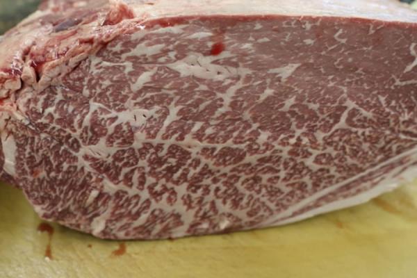 【A5】チルド鹿児島県産黒毛和牛　内モモ2分割　B-15