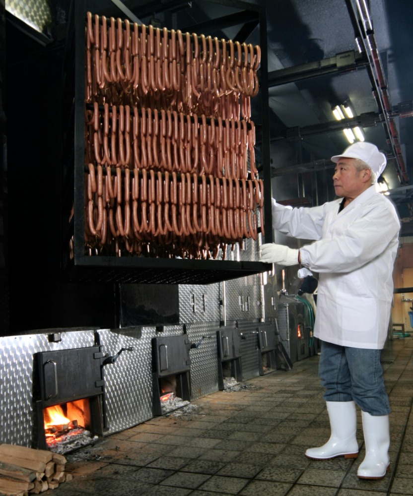 本格ドイツ仕込みの薪火燻製ポークソーセージ　ビアホールに好評