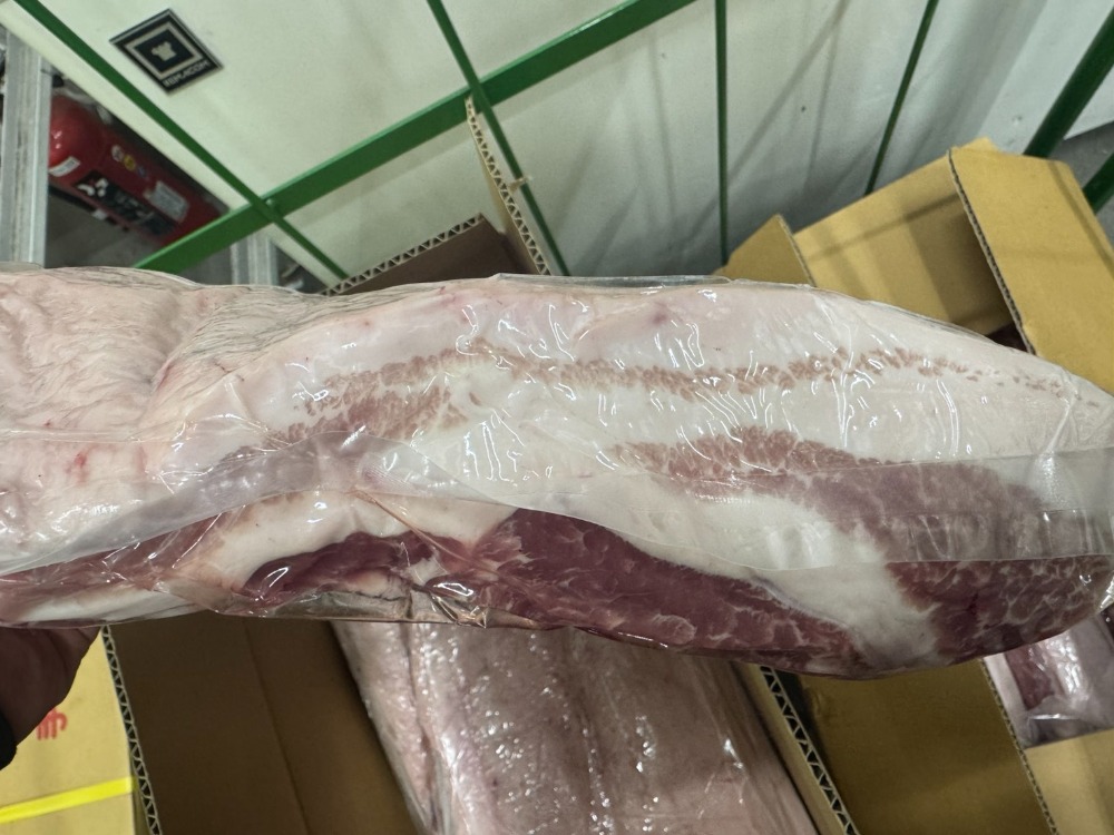 東の匠SPF豚バラ　冷蔵チルド　1枚ブロック