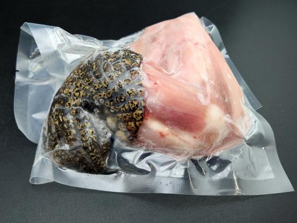 ワニ骨付き足　約3kg（400〜600g／本）
